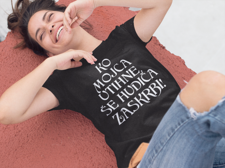 Smešna majica hudiča zaskrbi!