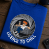 Majica z napisom Licence to chill in sproščenim filmskim motivom na kavču