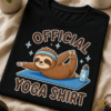 Majica z napisom Official yoga shirt in motivom lenivca v joga pozi na modri blazini