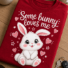 Majica z napisom Some bunny loves me in prikupnim belim zajčkom, srčki ter romantičnim motivom