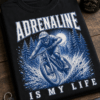 Majica z napisom ADRENALINE IS MY LIFE in motivom gorskega kolesarja v spustu