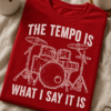 Majica za bobnarje z napisom The tempo is what I say it is in motivom bobnov