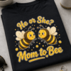 Majica za bodočo mamico z napisom He or She? Mom to Bee in motivom dveh prikupnih čebelic v toplih rumeno-rjavih odtenkih