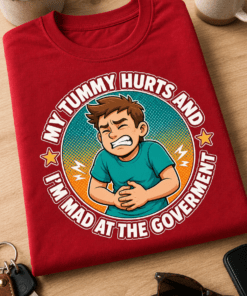 Majica z napisom MY TUMMY HURTS AND I'M MAD AT THE GOVERMENT in humorističnim risanim motivom moškega, ki se drži za trebuh