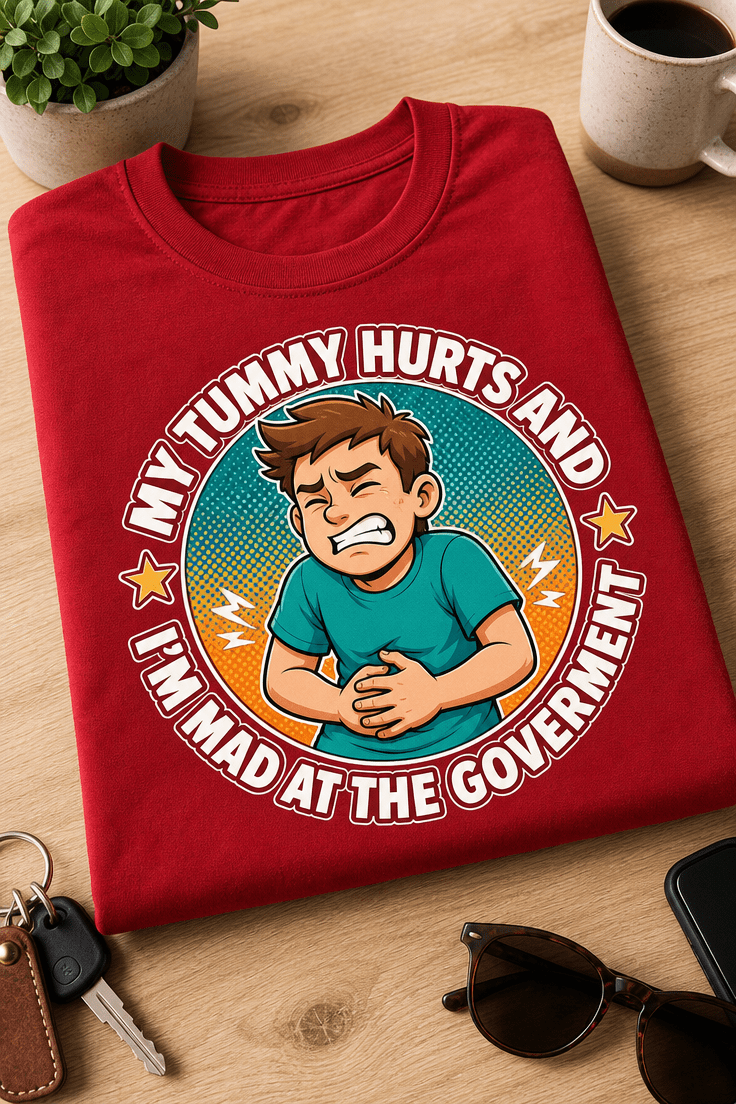 Majica z napisom MY TUMMY HURTS AND I'M MAD AT THE GOVERMENT in humorističnim risanim motivom moškega, ki se drži za trebuh
