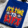 Majica z napisom It's time to lift in ognjenim fitnes dizajnom za ljubitelje uteži