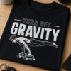 Majica z napisom Turn off gravity in motivom športnika v planche drži
