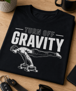 Majica z napisom Turn off gravity in motivom športnika v planche drži