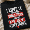Majica z napisom I love it when my girlfriend lets me play video games za gamerja v zvezi