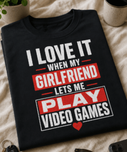 Majica z napisom I love it when my girlfriend lets me play video games za gamerja v zvezi