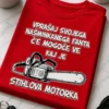 Majica z napisom VPRAŠAJ SVOJEGA NAŠMINKANEGA FANTA ČE MOGOČE VE KAJ JE STIHLOVA MOTORKA in ilustracijo motorne žage