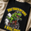 Majica z napisom YOU TOUCH MY BIKE I KILL YOU! in retro motivom dinozavra na BMX kolesu