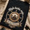 Majica z napisom Moja barka, moja pravila in retro navtičnim motivom ladijskega krmila