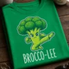 Majica z napisom BROCCO-LEE in risanim brokolijem v borilni pozi