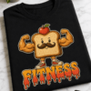 Majica z napisom FITNESS in retro motivom mišičastega toasta z jabolkom