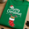 Božična majica z napisom Merry Christmas, nogavico in igrivim prazničnim likom