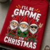 Božična majica z napisom I'LL BE GNOME FOR CHRISTMAS in tremi navihanimi božičnimi palčki
