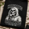 Majica z napisom KARMA'S CALLING IT'S FOR YOU in okostnjakom, ki drži telefonsko slušalko