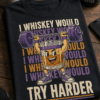 Majica z napisom I whiskey would try harder in motivom whiskey kozarca, ki dviguje utež