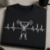 Minimalistična fitnes majica z motivom srčnega utripa, uteži in športnika
