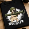 Majica z napisom BAZOOKA in risanim mopsom, ki drži bazuko