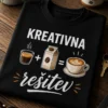 Majica z napisom Kreativna rešitev in minimalističnim motivom kavne enačbe