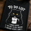 Smešna majica z napisom TO DO LIST 1. DRINK COFFEE 2. TRY NOT TO KILL ANYONE 3. REPEAT STEPS 1 AND 2 in motivom mačka ob skodelici kave