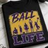 Majica z napisom BALL LIFE in retro motivom košarkarjev