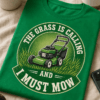 Majica z napisom THE GRASS IS CALLING AND I MUST MOW in motivom zelene kosilnice v vintage znački