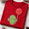 Majica z ljubkim kawaii kaktusom, ki drži rdeč balon