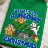 Božična majica z napisom WE WISH YOU A MEOWY CHRISTMAS in razigranimi mačkami okoli podrte jelke