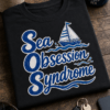 Majica z napisom Sea Obsession Syndrome v modrem ročnem slogu z jadrnico in valovi