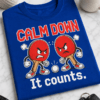 Majica z napisom CALM DOWN It counts. in motivom jeznih loparjev za namizni tenis