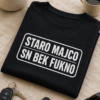 Majica z napisom Staro majco sn bek fukno v čisti tipografski postavitvi
