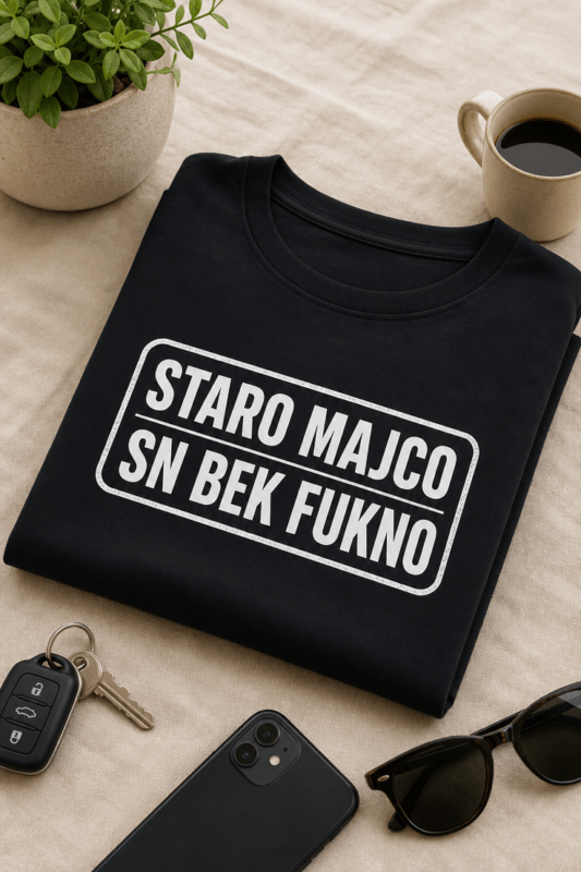 Majica z napisom Staro majco sn bek fukno v čisti tipografski postavitvi