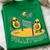 Majica z napisom VOLLEYCADO in ilustracijo dveh avokadov, ki igrata odbojko na mivki