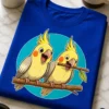 Ilustracija dveh rumenih nimf, ki se smejita na leseni veji pred turkiznim krogom