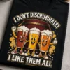 Majica z napisom I DON'T DISCRIMINATE! I LIKE THEM ALL in motivom treh veselih pivskih kozarcev
