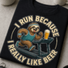 Majica z napisom I run because I really like beer in motivom lenivca na tekočem traku s kozarcem piva