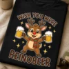 Božična majica z napisom WISH YOU WERE REINOBEER in prikupnim jelenčkom, ki drži dva vrčka piva