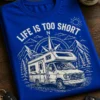 Majica z napisom LIFE IS TOO SHORT ter motivom avtodoma, kompasa in gora