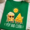 Majica z napisom POP AND CORN ter ljubkim motivom kokic in koruze na ležalnikih pod soncem