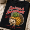 Majica z napisom Spines & Sweetness in motivom ježka-ananas hibrida v retro slogu