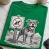 Majica z realistično ilustracijo nasmejanega psa ob znaku na plaži