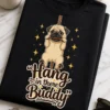 Majica z napisom Hang in there Buddy in ilustracijo mopsa, ki visi na vrvi