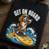 Majica z napisom Get on board in ilustracijo psa na SUP deski med valovi