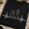 Minimalističen motiv EKG linije s šahovskim konjem in kraljem