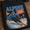 Majica z napisom ALPINE Life in retro ilustracijo smučarja v vintage alpskem slogu