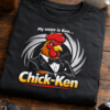 Modern risani petelin v črnem smokingu pred špijunsko spiralo z napisom My name is Ken… Chick-Ken