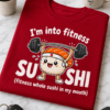 Smešna majica z napisom I'm into fitness sushi (fitness whole sushi in my mouth) in kawaii suši motivom z utežjo